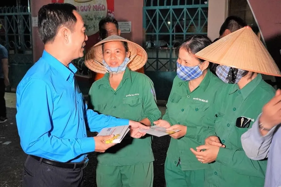 Cán bộ Công đoàn tỉnh Bà Rịa - Vũng Tàu trao quà và lì xì cho các công nhân quét rác trên địa bàn. Ảnh theo Công đoàn Việt Nam