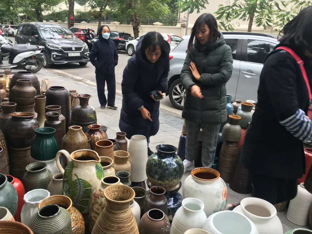 Hà Nội giá rét, người dân phải mặc ấm khi ra đường