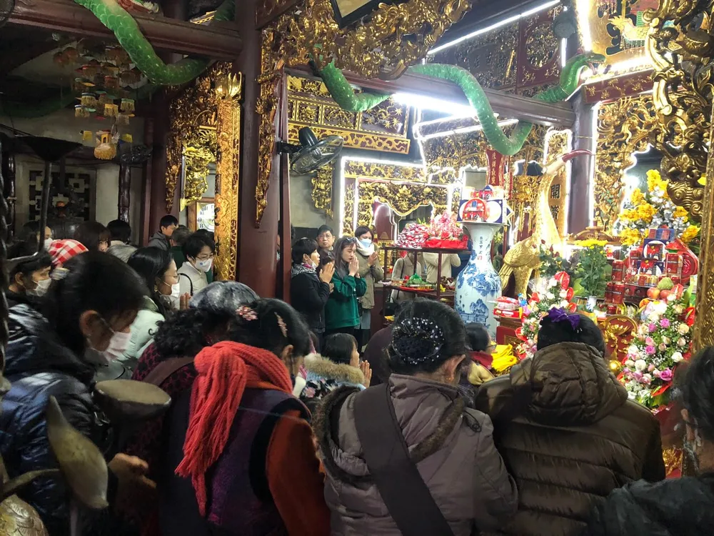 Chen chúc lễ bái tại đền Thượng (Lào Cai) sáng nay 25-1 (mùng 4 tháng Giêng). Ảnh: VĂN PHÚC