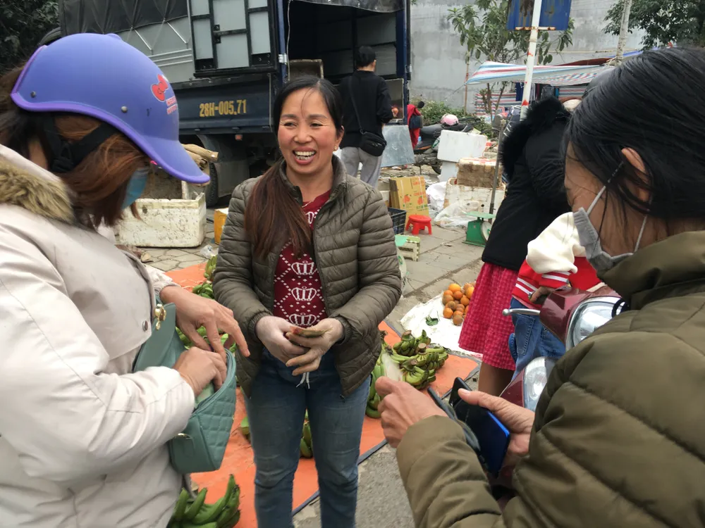 Người dân mua bán trầu cau đi lễ, trao đổi giá cả tại các chợ quê ở ngoại thành Hà Nội. Ảnh: VĂN PHÚC Người dân mua bán trầu cau đi lễ, trao đổi giá cả tại các chợ quê ở ngoại thành Hà Nội. Ảnh: VĂN PHÚC
