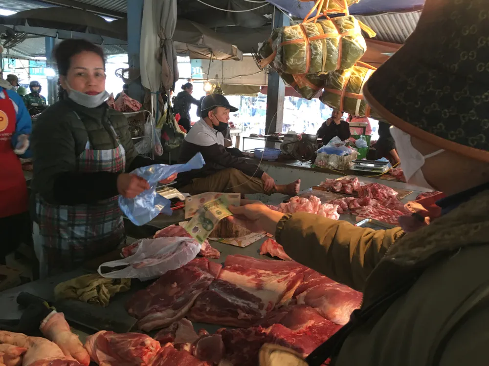 Giá thịt heo ở chợ những ngày tết rẻ ngỡ ngàng: 85.000 - 110.000 đồng/kg tùy loại. Ảnh: VĂN PHÚC