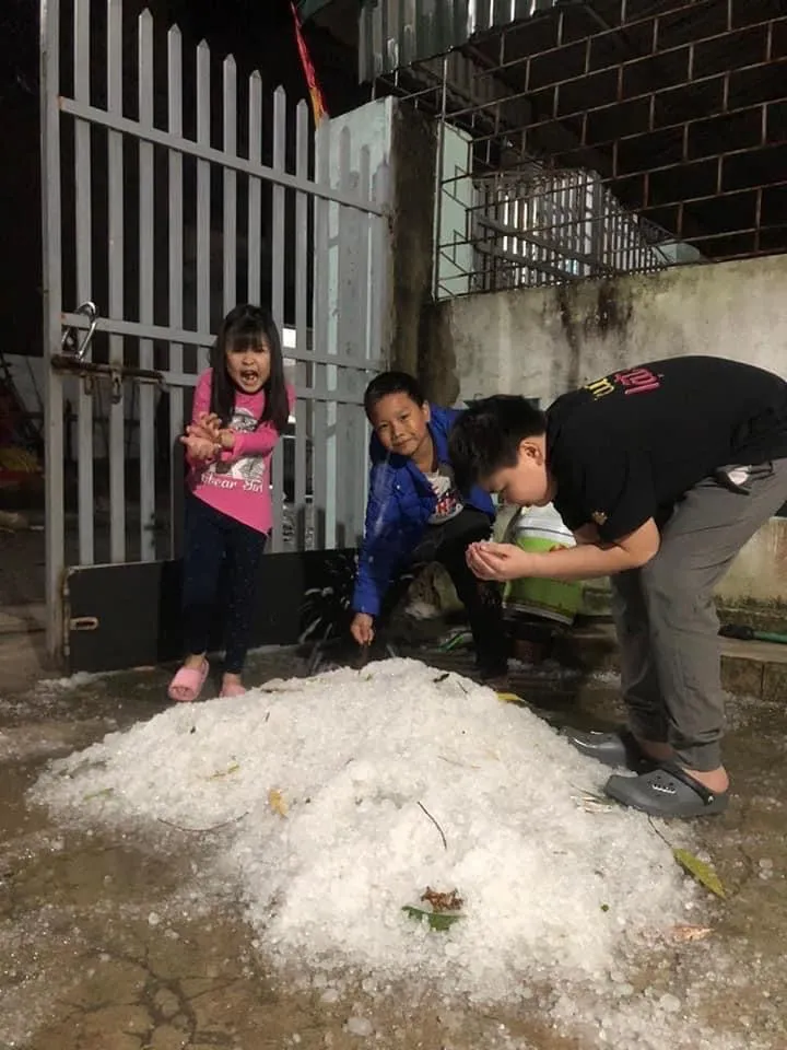 Mưa đá tràn cả vào nhà dân tối 4-2