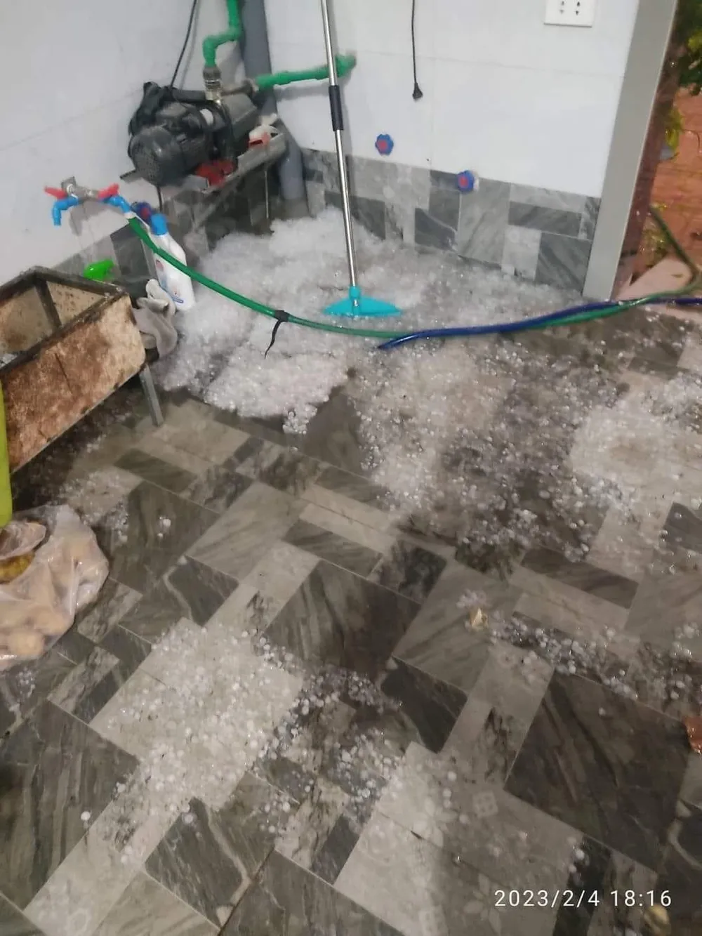 Mưa đá tràn cả vào nhà dân tối 4-2