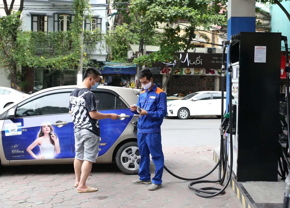 Chiều nay 21-2 xăng dầu giảm giá. Ảnh: VIẾT CHUNG