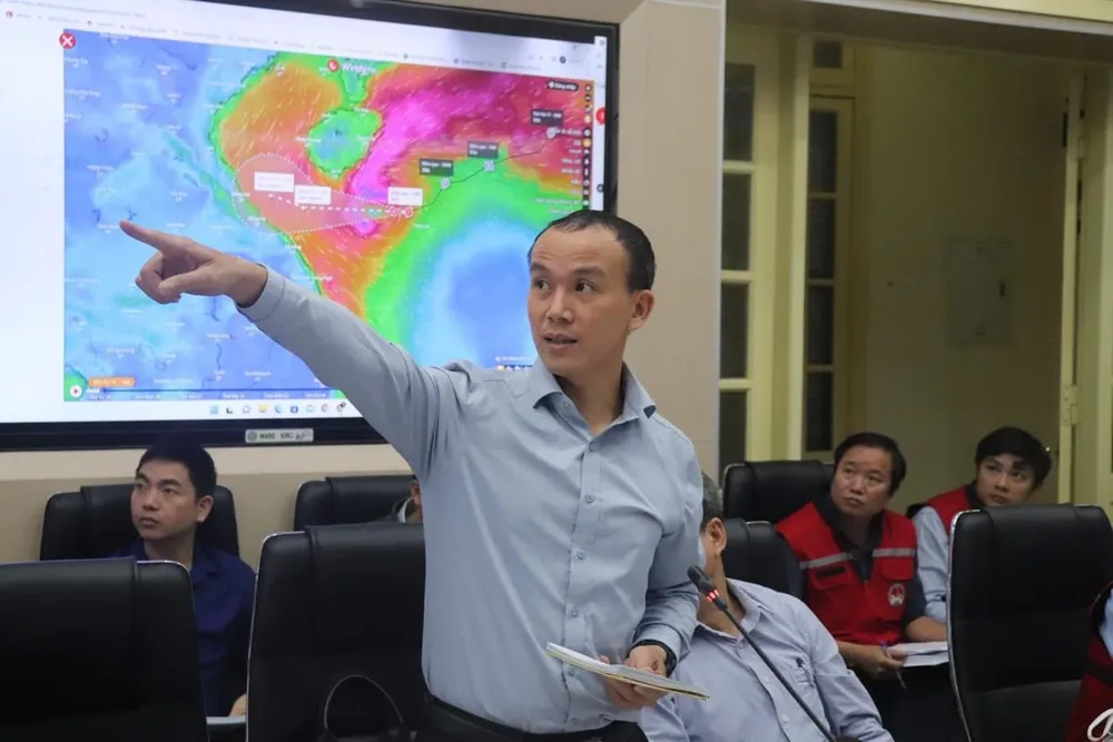 Phó Giám đốc Trung tâm Dự báo Khí tượng - Thủy văn quốc gia Hoàng Phúc Lâm báo cáo nhận định một cơn bão tại một cuộc họp
