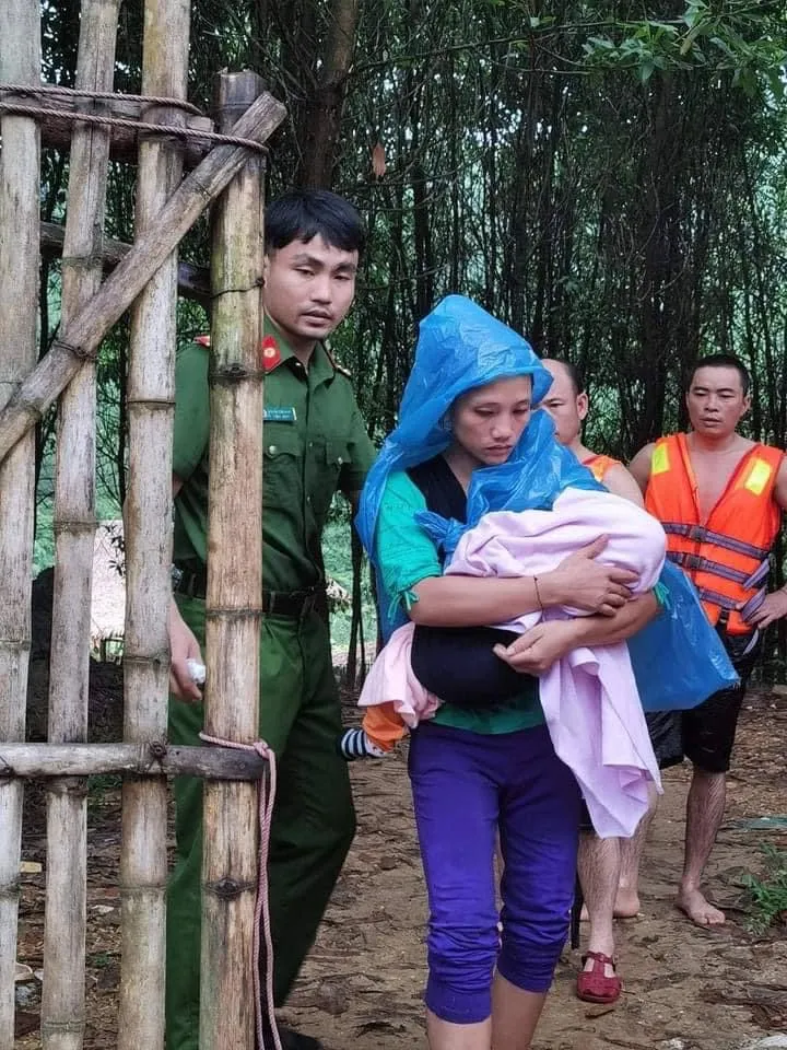 Lực lượng cứu hộ giúp người dân sơ tán ra khỏi vùng ngập lụt tại Tương Dương - Nghệ An trong đợt mưa tháng 9-2022