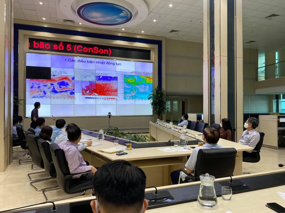 Các chuyên gia khí tượng thuộc Tổng cục Khí tượng - thủy văn theo dõi diễn biến cơn bão Conson xuất hiện tháng 9-2021