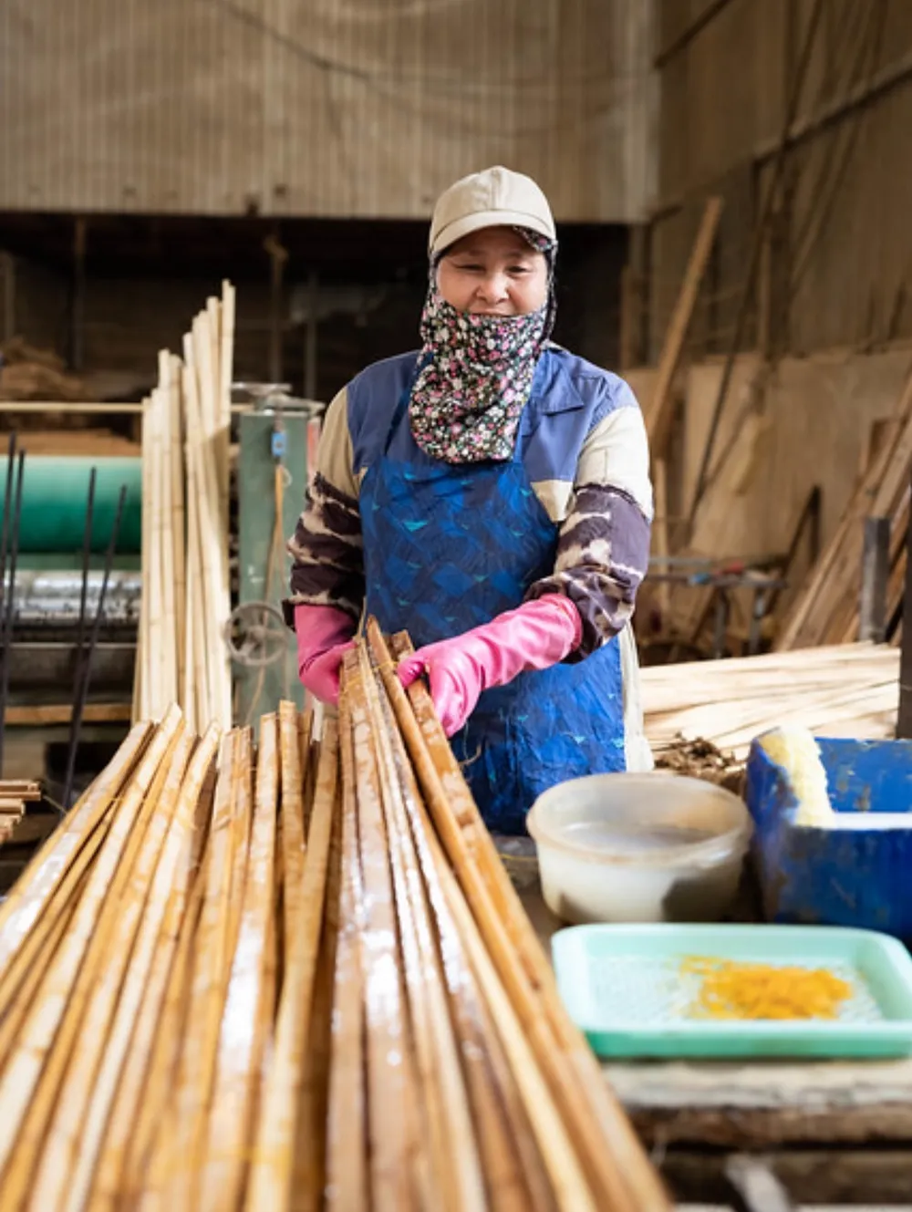 Sơ chế tre để làm nguyên liệu mây tre xuất khẩu. Ảnh theo Oxfam