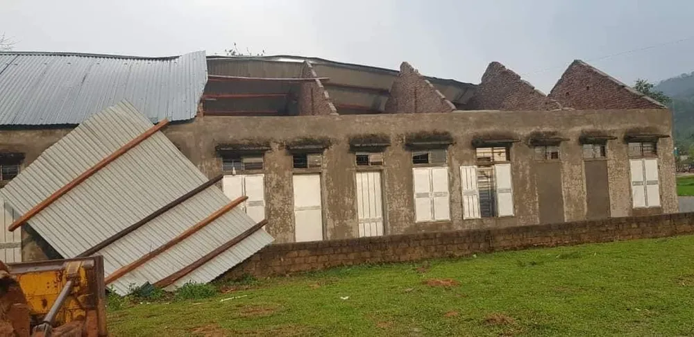 Nhà cửa ở Quế Phong (Nghệ An) tốc mái do mưa đá ngày 21-3