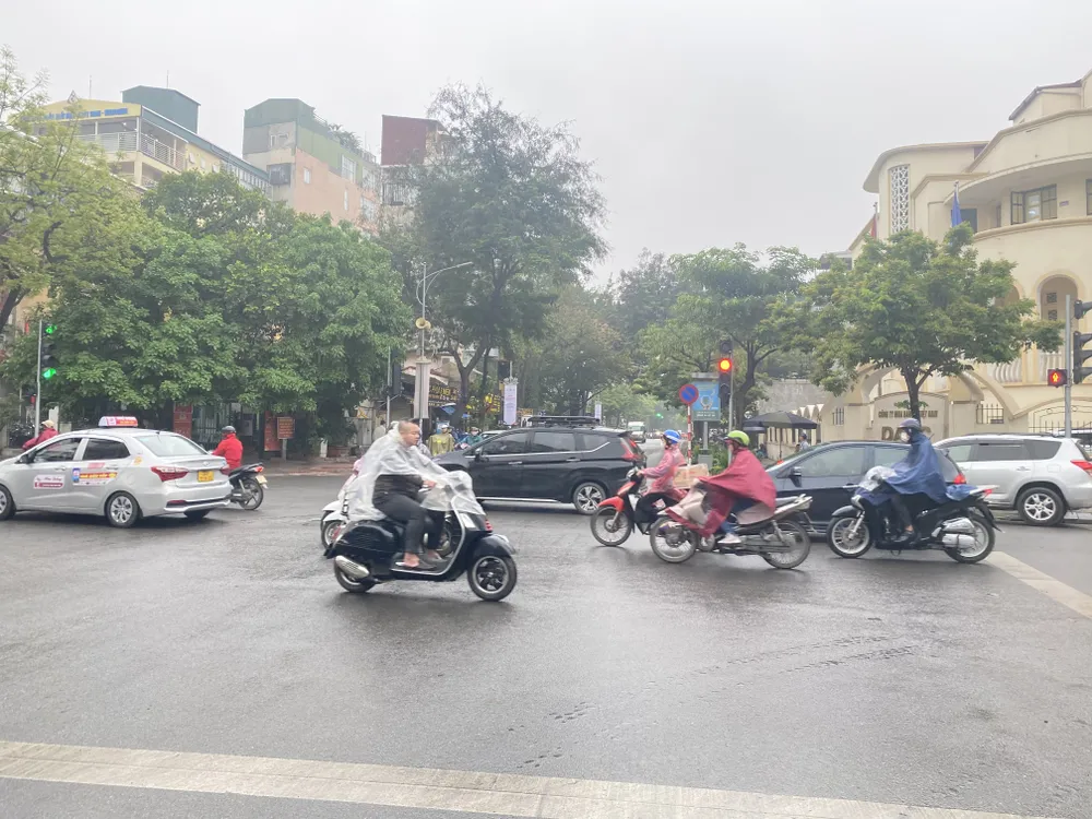 Người dân Hà Nội phải mặc áo mưa đi đường sáng 10-4 Người dân Hà Nội phải mặc áo mưa đi đường sáng 10-4