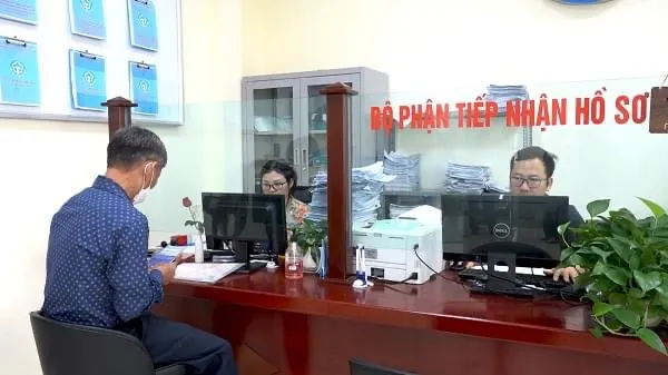Người dân tới làm thủ tục BHXH