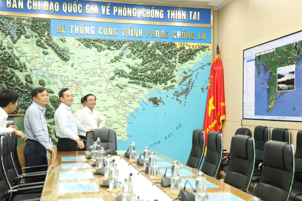 Trước khi chủ trì hội nghị, Phó Thủ tướng Trần Lưu Quang đến thăm phòng họp của Ban Chỉ đạo quốc gia về phòng chống thiên tai