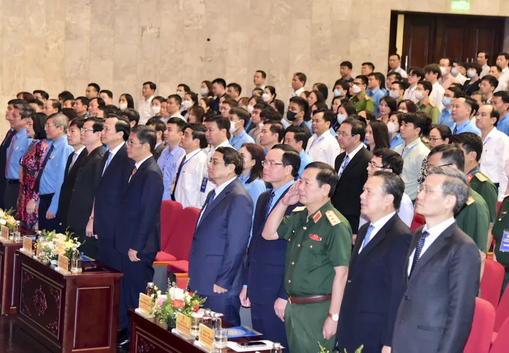 Các đại biểu thực hiện nghi lễ chào cờ tại lễ phát động