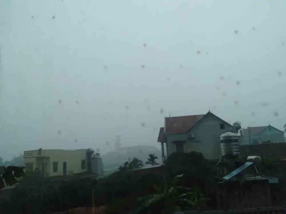 Trời tối sầm ở Bắc Giang, Bắc Ninh từ sáng sớm và mưa lớn