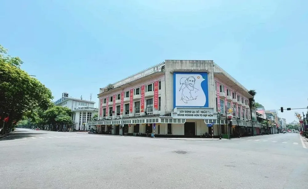 Ngã tư Hàng Bài - Đinh Tiên Hoàng và Tràng Tiền - Hàng Khay ở trung tâm Hà Nội hầu như không bóng người buổi trưa 6-5. Ảnh: TUẤN VIỆT (VPHN)