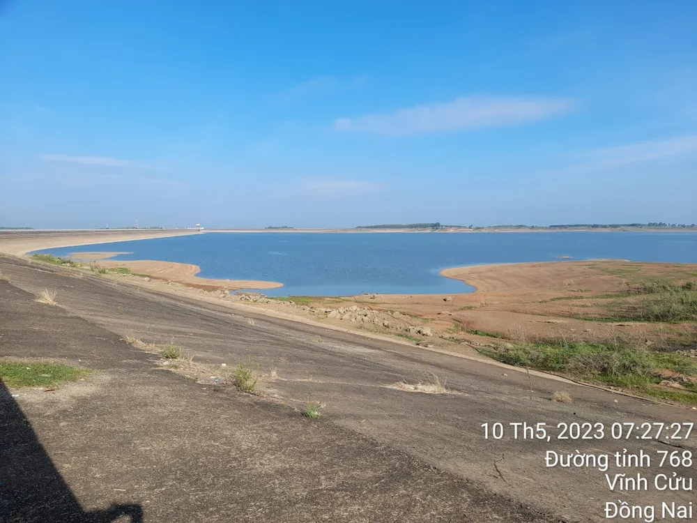 Hồ thủy điện Trị An ở tỉnh Đồng Nai đang cạn dần. Hình ảnh chụp ngày 10-5, do EVN cung cấp