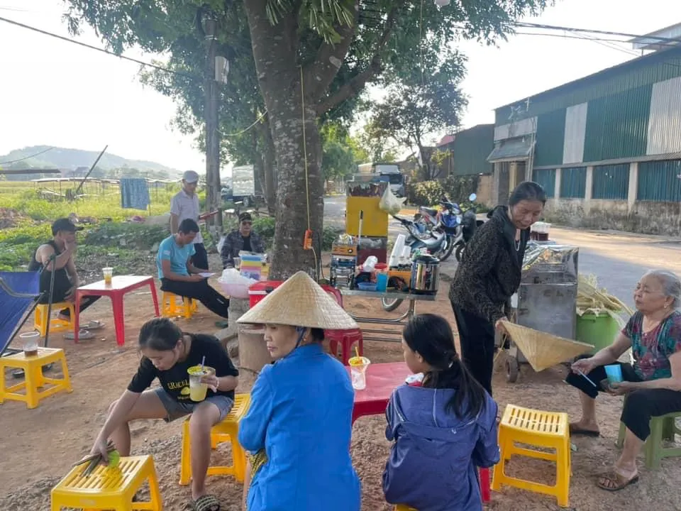 Nắng nóng lại mất điện, người dân ra ngoài đường hóng gió trưa 18-5