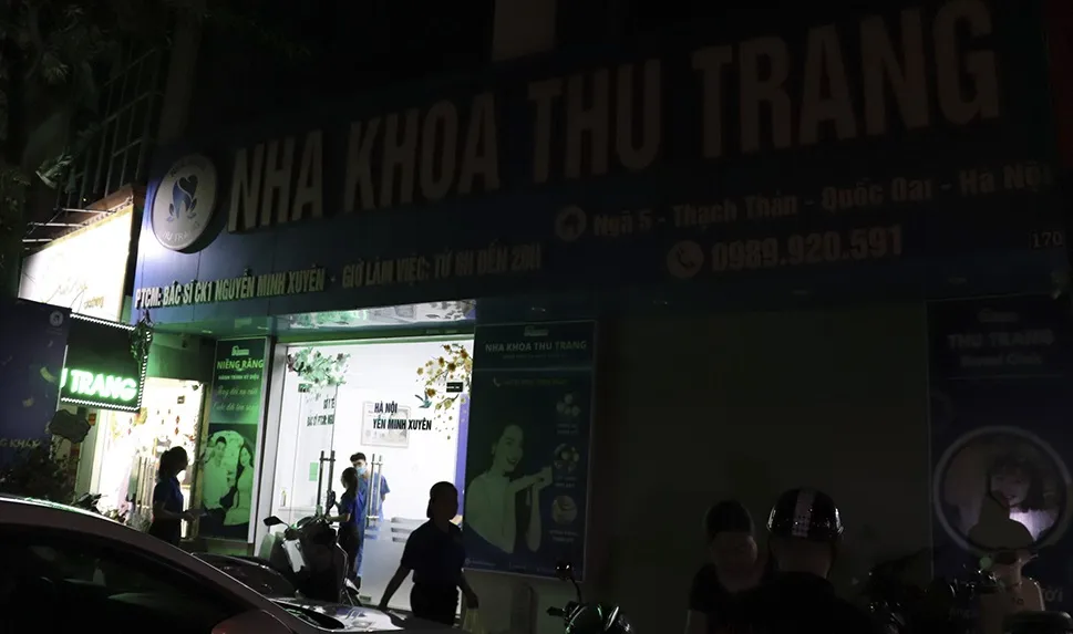 Nhiều cửa hàng, đại lý kinh doanh ở thị trấn Quốc Oai (TP Hà Nội) đã tắt biển quảng cáo, đèn quảng cáo vào tối 18-5 để ủng hộ đợt vận động tiết kiệm điện