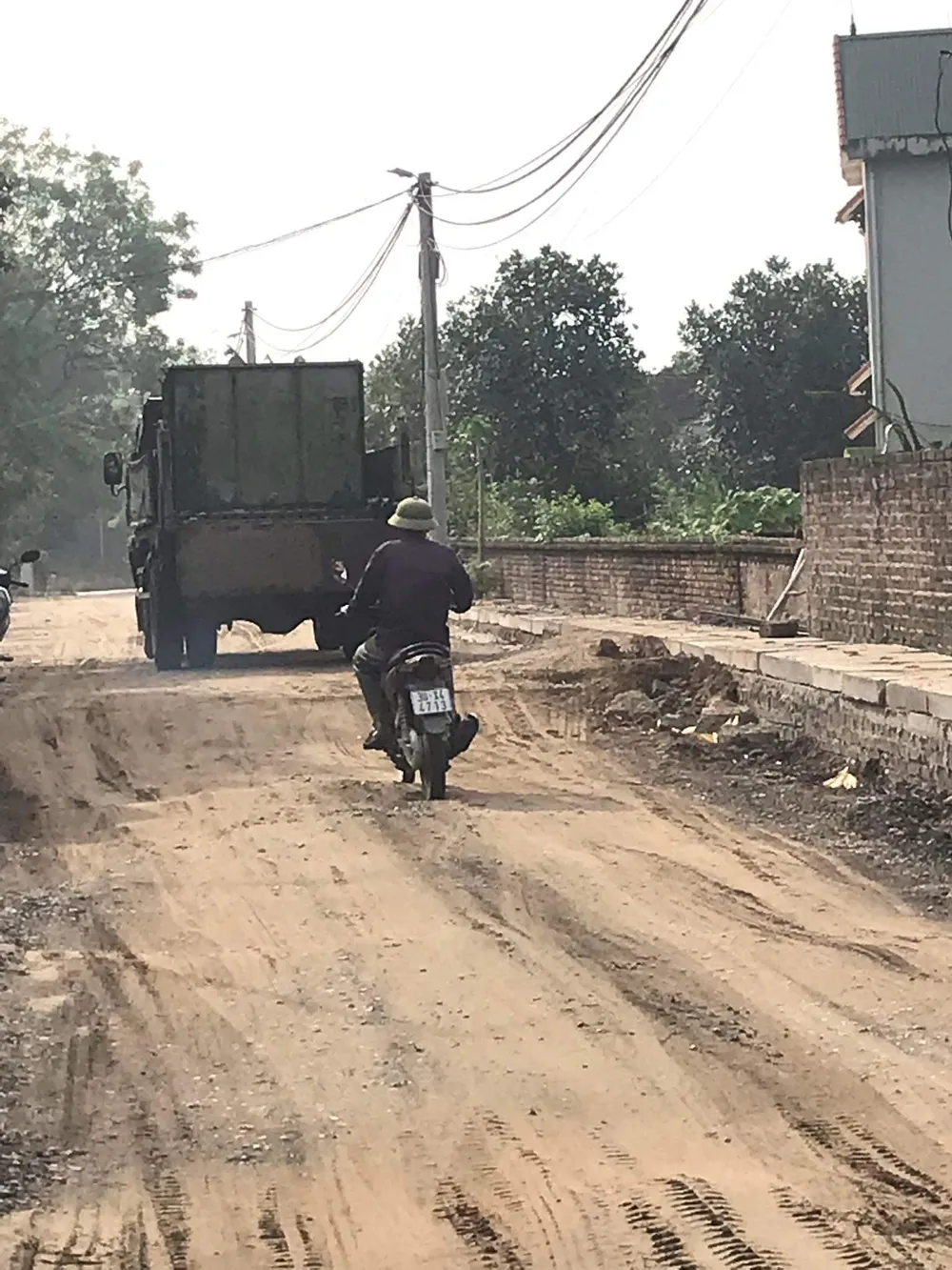 Người dân xã Cẩm Lĩnh (Ba Vì - Hà Nội) đánh xe đi mua nước giếng khơi với giá 250.000 đồng/3 khối. Ảnh do người dân cung cấp