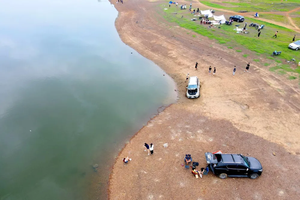 Hồ Suối Hai dưới chân dãy Ba Vì năm nay đang cạn kiệt dần, nhiều chỗ trơ đáy. Ảnh chụp tháng 5-2023. Ảnh: ĐẠT NGUYỄN