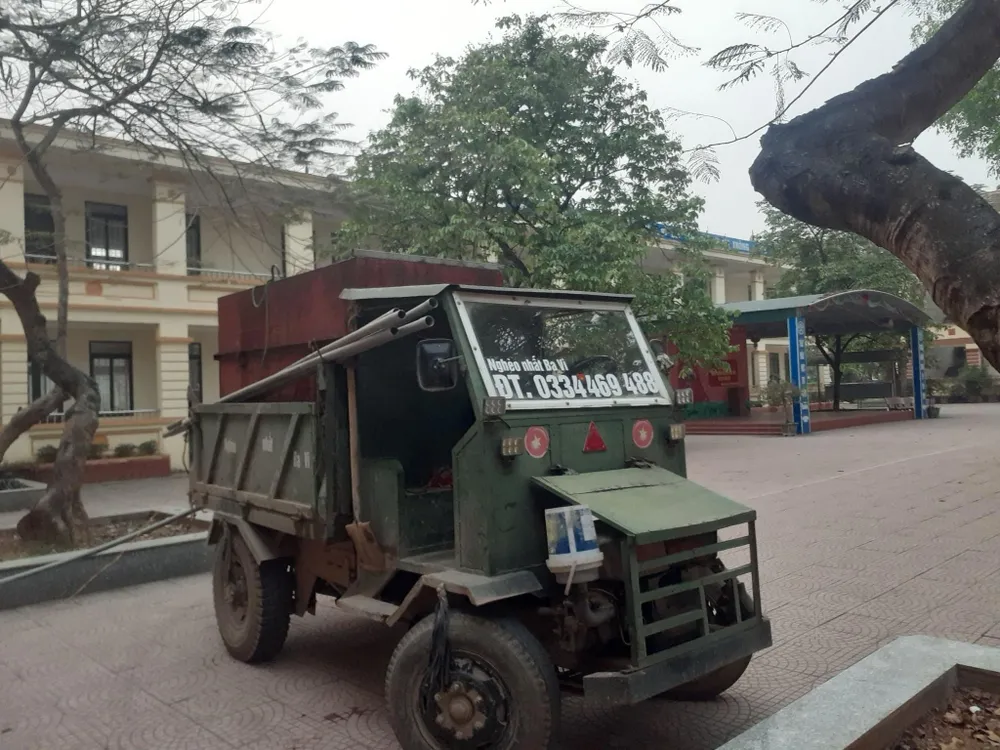 Xe chở nước sạch bán cho các cơ quan, đơn vị, trường học ở xã Cẩm Lĩnh và một số xã ở huyện Ba Vì (Hà Nội)