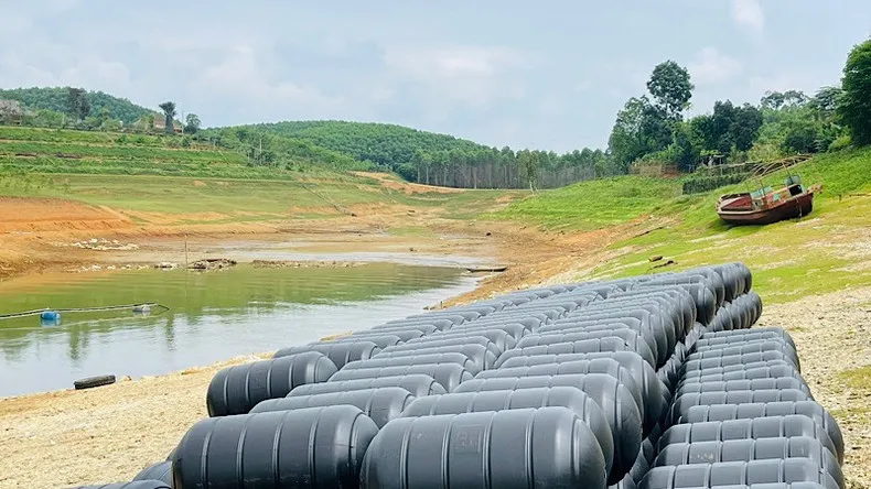 Mực nước trên hồ Thác Bà ngày càng xuống thấp, nhiều nơi đang dần phơi đáy. Ảnh: Báo Nhân Dân