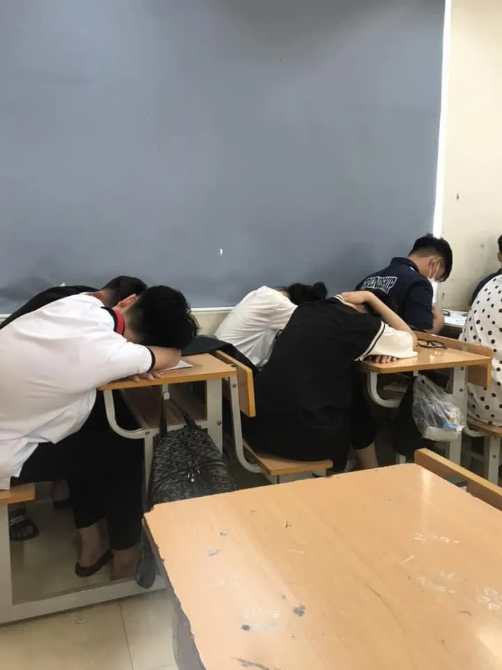 Lớp học khi mất điện đột xuất. Ảnh do người dân cung cấp