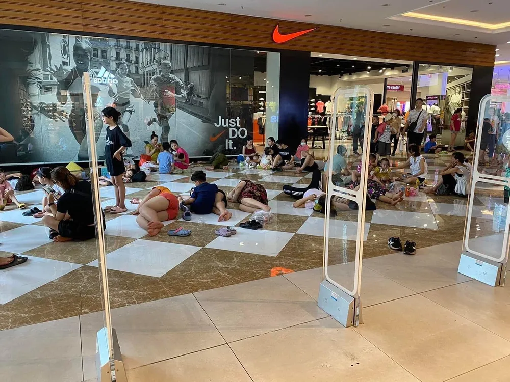 Tá túc tránh nắng nóng tại siêu thị do mất điện ngày 2-6