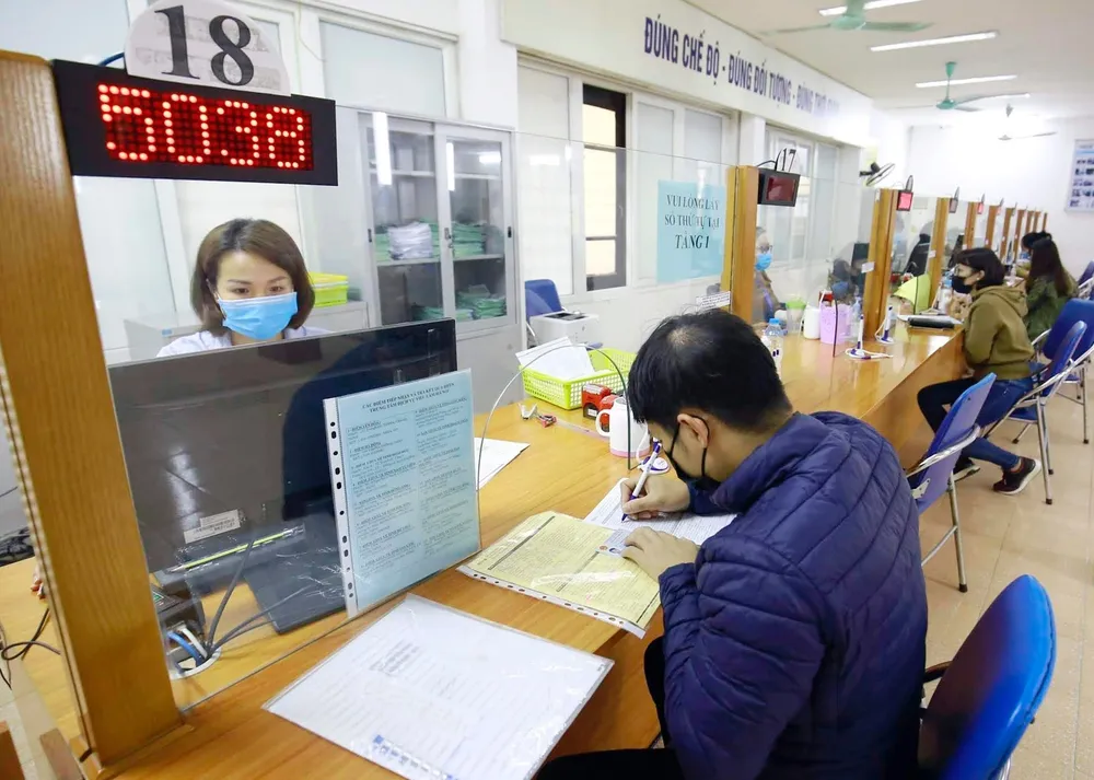 BHXH Việt Nam khuyên người dân nên đến các cơ quan BHXH ở nơi gần nhất để làm các thủ tục. Ảnh: VIẾT CHUNG