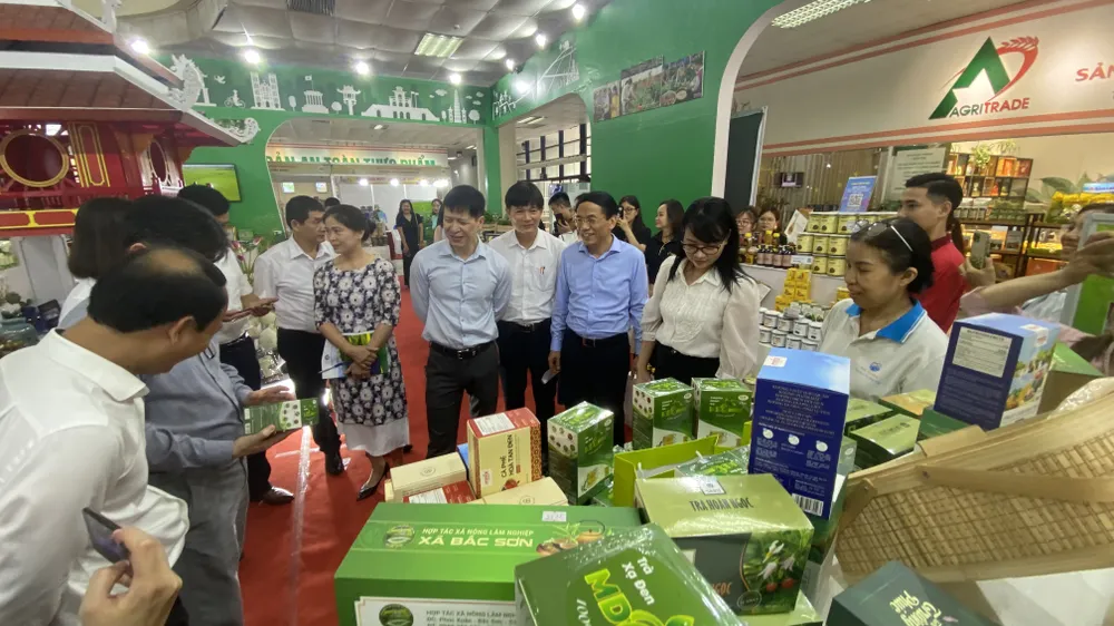 Đại diện Bộ NN-PTNT và Sở NN-PTNT TP Hà Nội tham quan các gian hàng, sáng 21-6 Đại diện Bộ NN-PTNT và Sở NN-PTNT TP Hà Nội tham quan các gian hàng, sáng 21-6