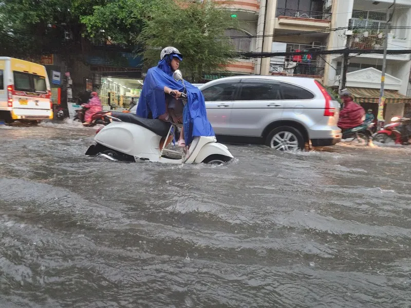 Mưa gây ngập ở TPHCM chiều 29-6. Ảnh: SGGPO