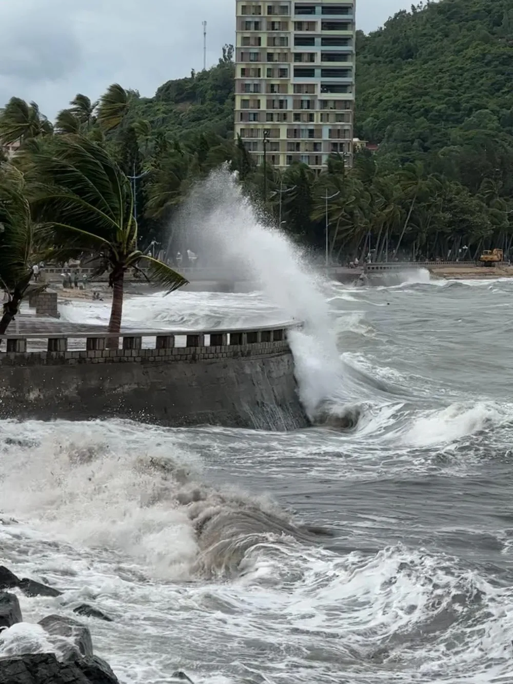 Sóng biển ở Vũng Tàu từ ngày 17-7 rất mạnh do bão kích hoạt gió mùa Tây Nam. Ảnh do người dân cung cấp