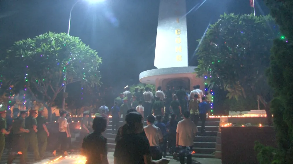 Thắp nến tri ân các liệt sĩ tại Đài tưởng niệm các Anh hùng liệt sĩ huyện Như Thanh (Thanh Hóa). Ảnh: thanhhoa.gov.vn