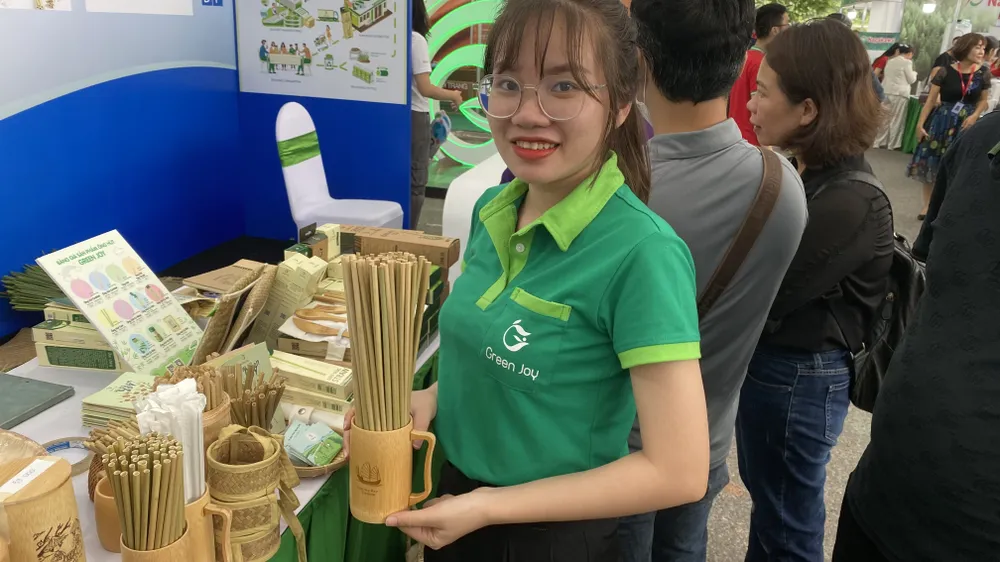 Sản phẩm ống hút bằng cỏ, cói của một doanh nghiệp tại TPHCM được mời tới tham gia triển lãm