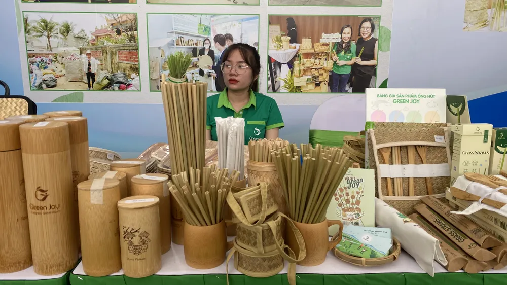 Sản phẩm ống hút bằng cỏ, cói của một doanh nghiệp tại TPHCM được mời tới tham gia triển lãm