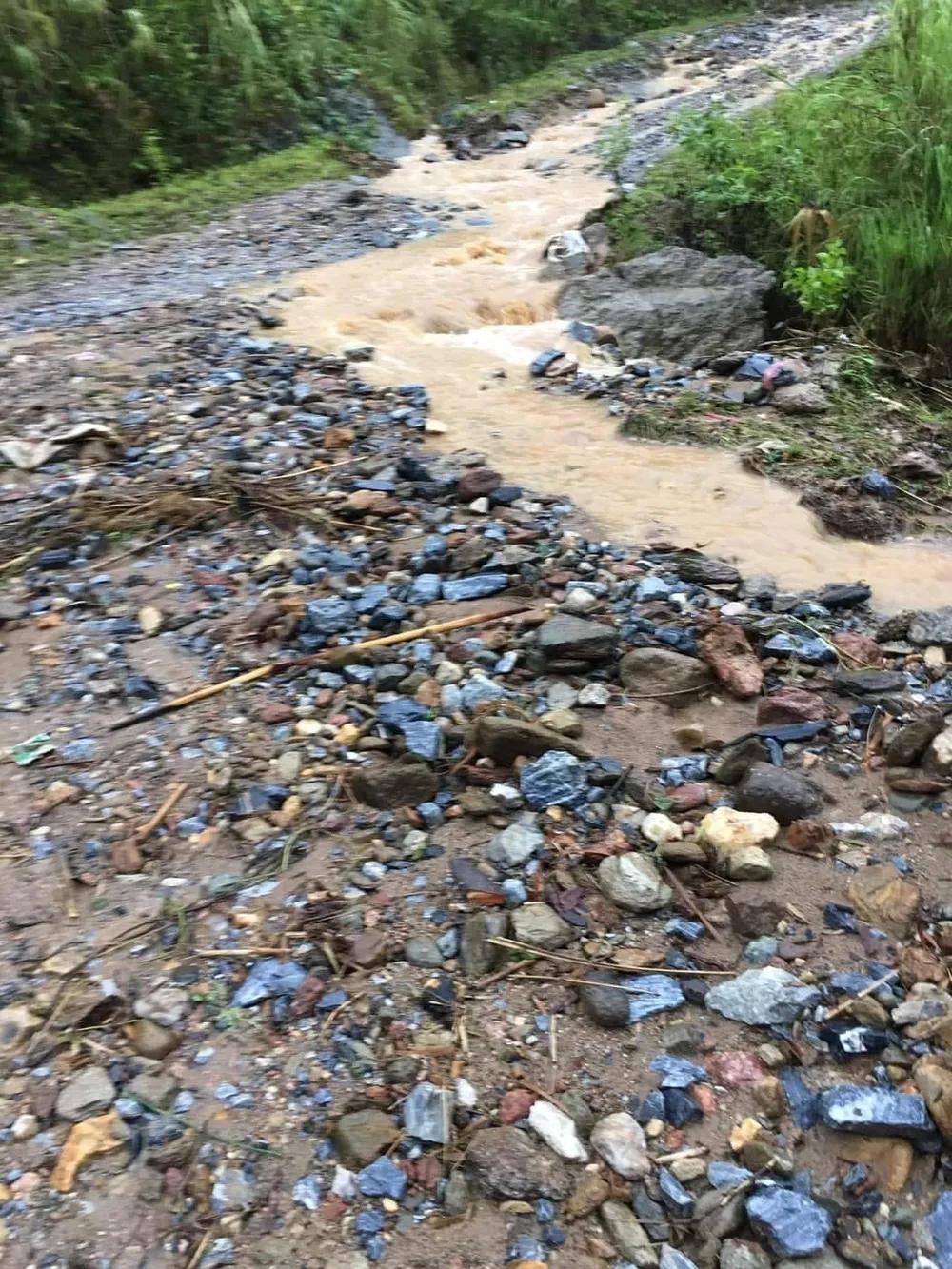 Tại đoạn Vàng Ngần (Suối Quyền) đi An Lương do mưa to gây tràn đất đá tại huyện Văn Chấn (Yên Bái) Tại đoạn Vàng Ngần (Suối Quyền) đi An Lương do mưa to gây tràn đất đá tại huyện Văn Chấn (Yên Bái)