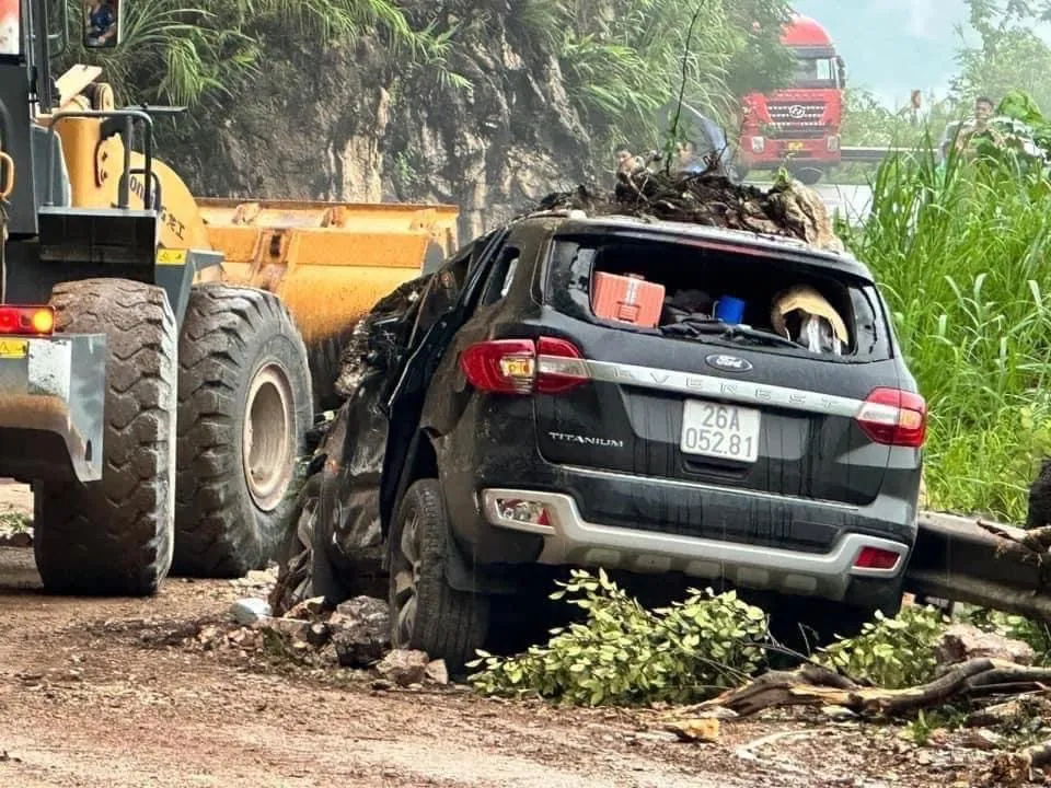 Chiếc xe 7 chỗ bị đá đánh dạt ra mép đường