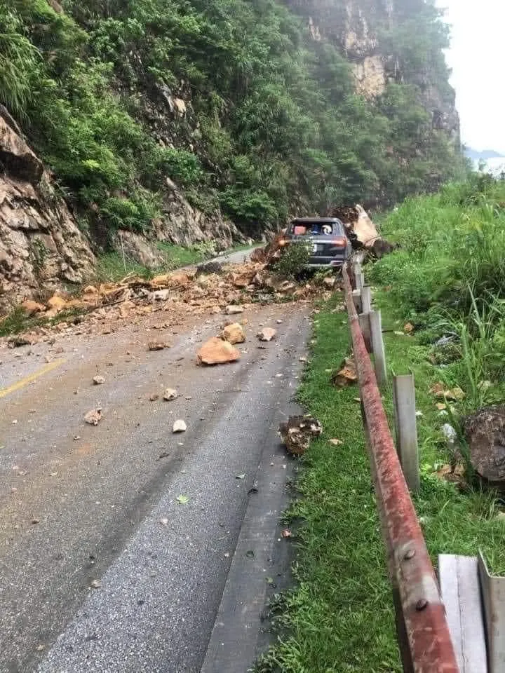 Vụ sạt lở đá núi tại đoạn qua đèo Thung Khe (huyện Mai Châu, tỉnh Hoà Bình), ngày 4-8