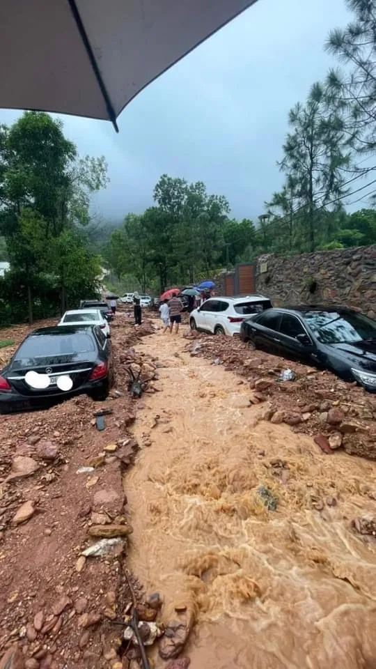 Hình ảnh hàng loạt ô tô bị bùn đất vùi lấp trên mạng xã hội. Ảnh: Mạng xã hội