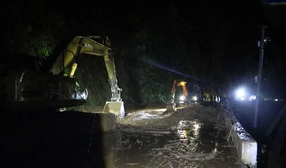 UBND thị xã Sa Pa huy động máy móc giải tỏa hàng chục khối bùn, đất tràn xuống tỉnh lộ 152 qua phường Cầu Mây tối 4-8