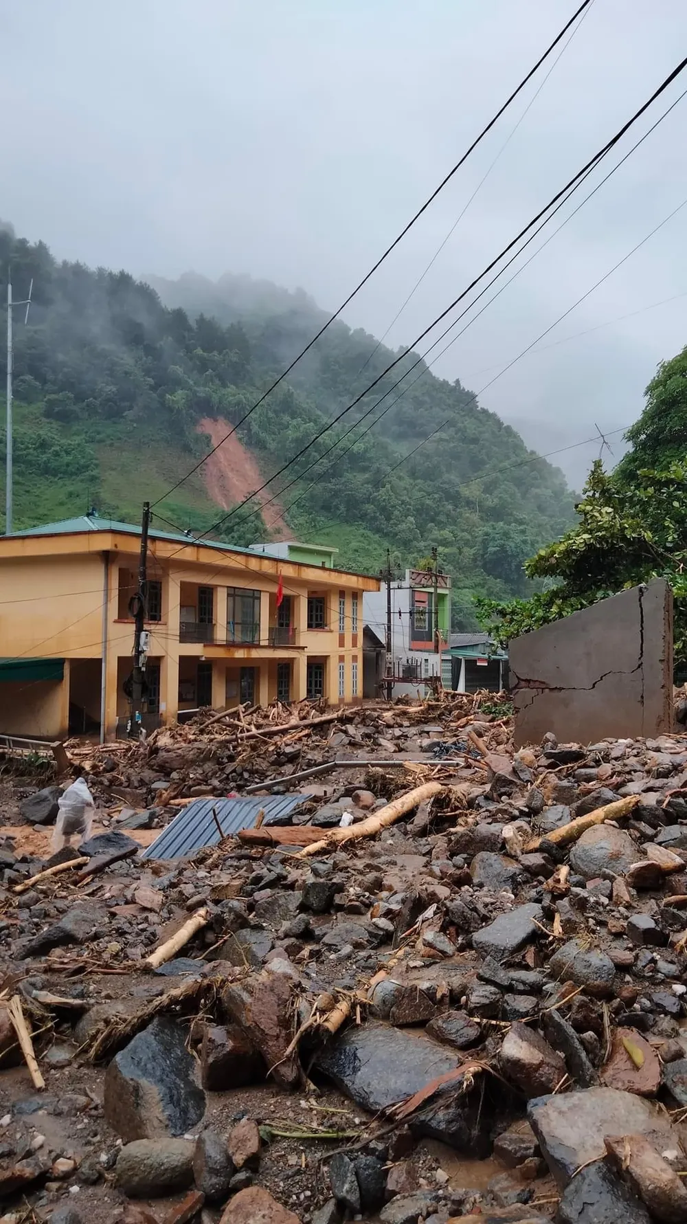 Trung tâm xã Hồ Bốn (Mù Cang Chải - Yên Bái) tan hoang do lũ quét, hệ thống điện bị cắt đứt hoàn toàn