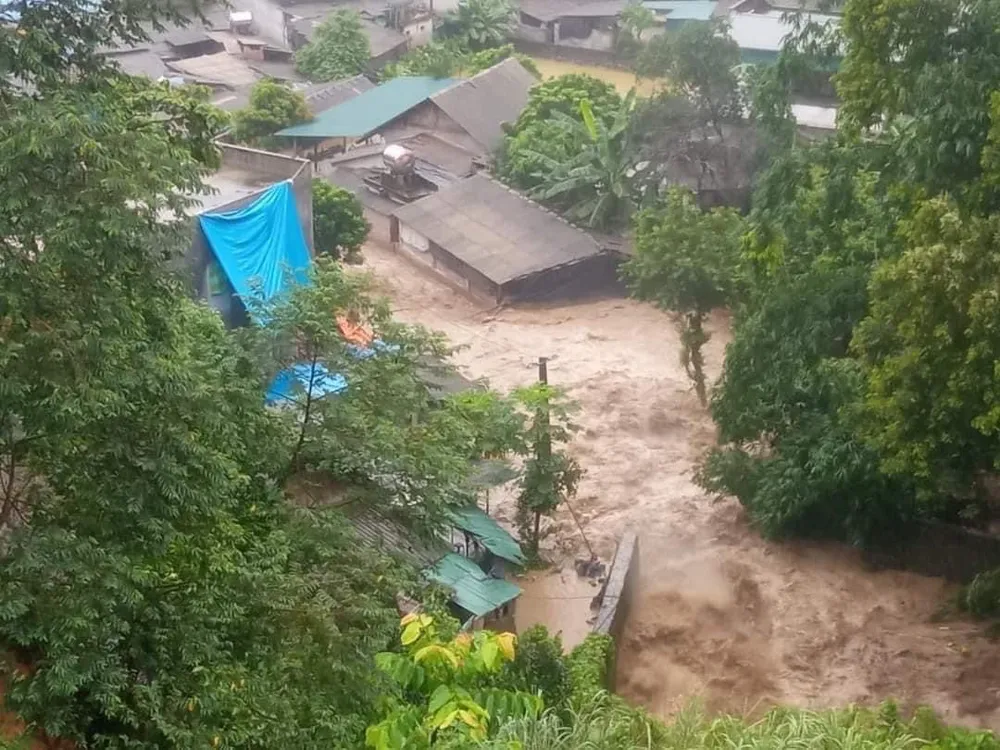 Bùn và nước tràn xuống khu dân cư bên dưới hồ chứa thải Tả Phời