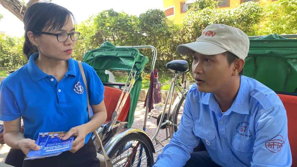 Những lao động trong nghiệp đoàn xích lô Hội An (Quảng Nam) cho biết, kinh tế khó khăn khiến khách du lịch giảm nên thu nhập của họ cũng giảm theo. Ảnh: VĂN PHÚC