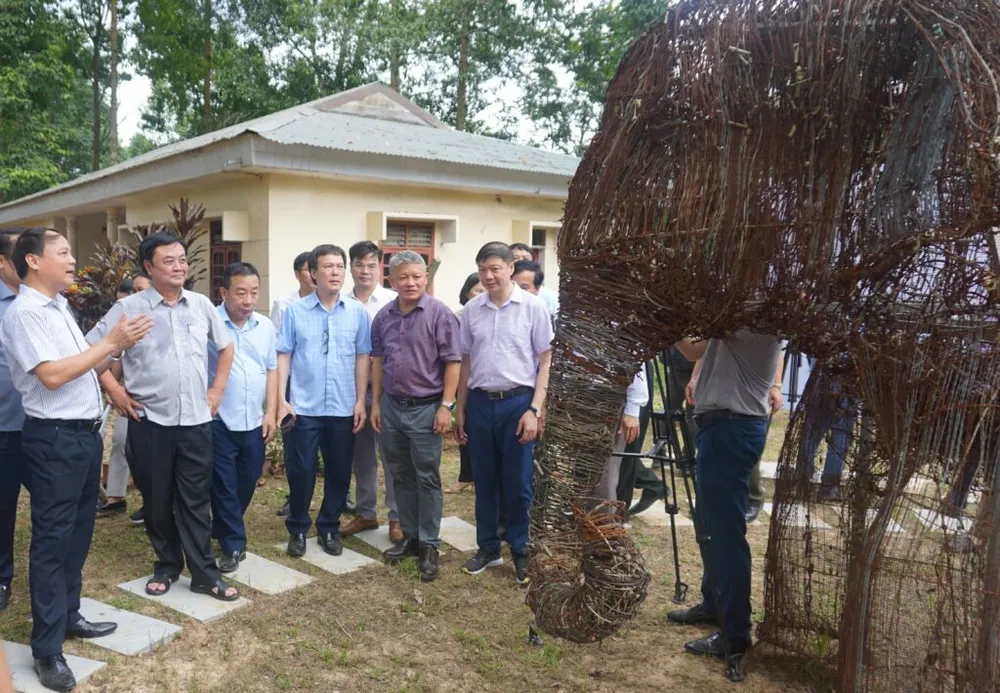 Tượng 2 con voi được xây dựng từ 1.400 bẫy do kiểm lâm thu được trong quá trình tuần tra, trở thành biểu tượng về bảo tồn voi