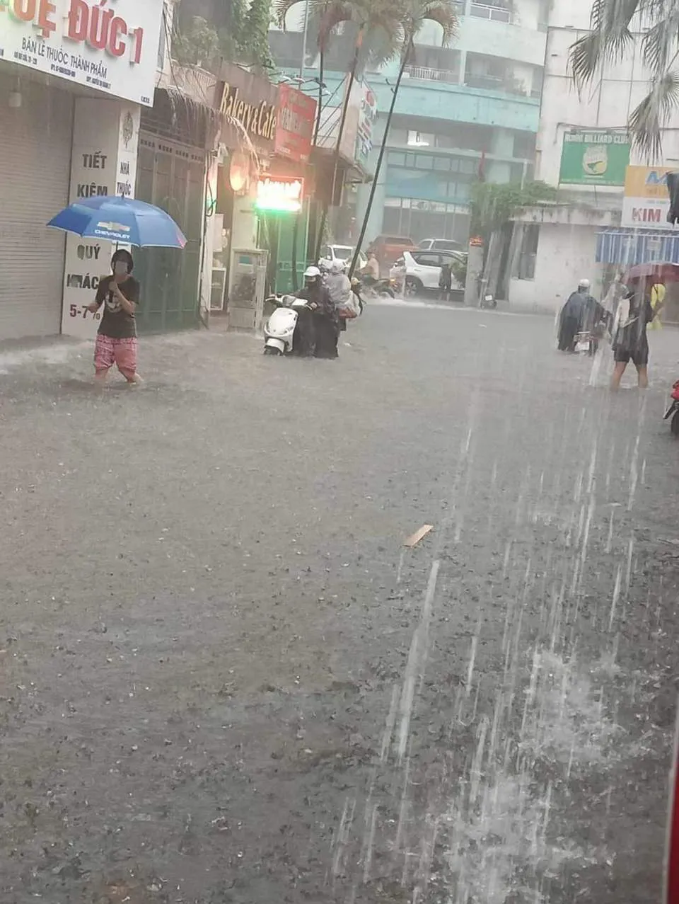 Mưa to ở Hà Nội ngày 11-8