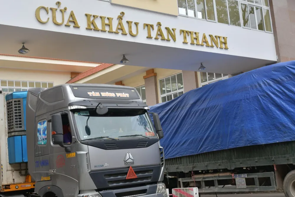 Xe chở nông sản xuất nhập khẩu qua cửa khẩu Tân Thanh (Lạng Sơn)