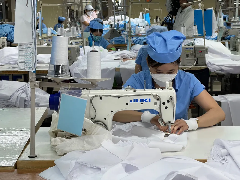 Công nhân may tại một nhà máy ở TP Hội An (Quảng Nam). Ảnh: VĂN PHÚC Công nhân may tại một nhà máy ở TP Hội An (Quảng Nam). Ảnh: VĂN PHÚC