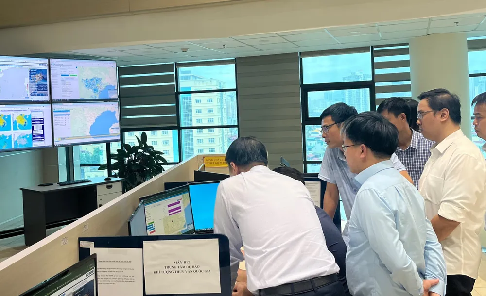 Các chuyên gia theo dõi, phân tích số liệu tình hình khí tượng. Ảnh: HOÀI LINH