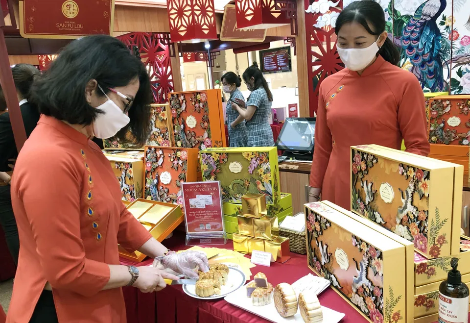 Bánh Trung thu trưng bày, giới thiệu tại khách sạn Pan Pacific Hà Nội. Ảnh: HOÀI NAM