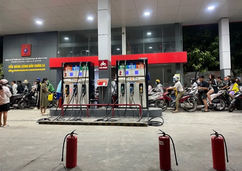 Cửa hàng Xăng dầu Xuân La ở 65 Võ Chí Công, quận Tây Hồ, TP Hà Nội